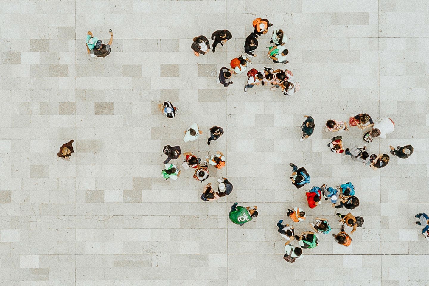 Groupes de personnes vues depuis le ciel