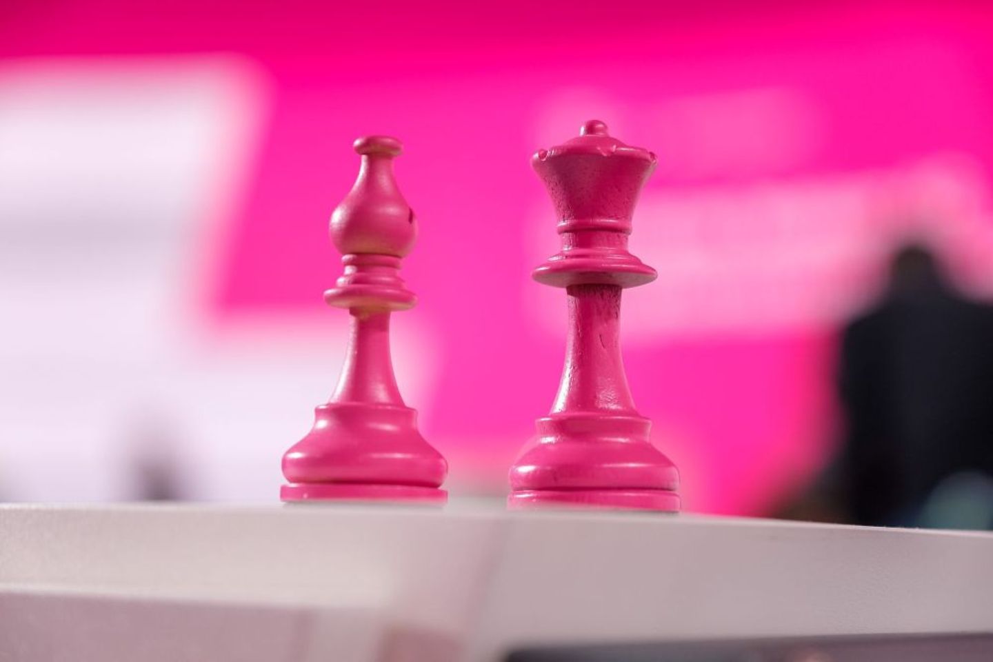 Magentafarbene Schachfiguren auf einem Schachbrett