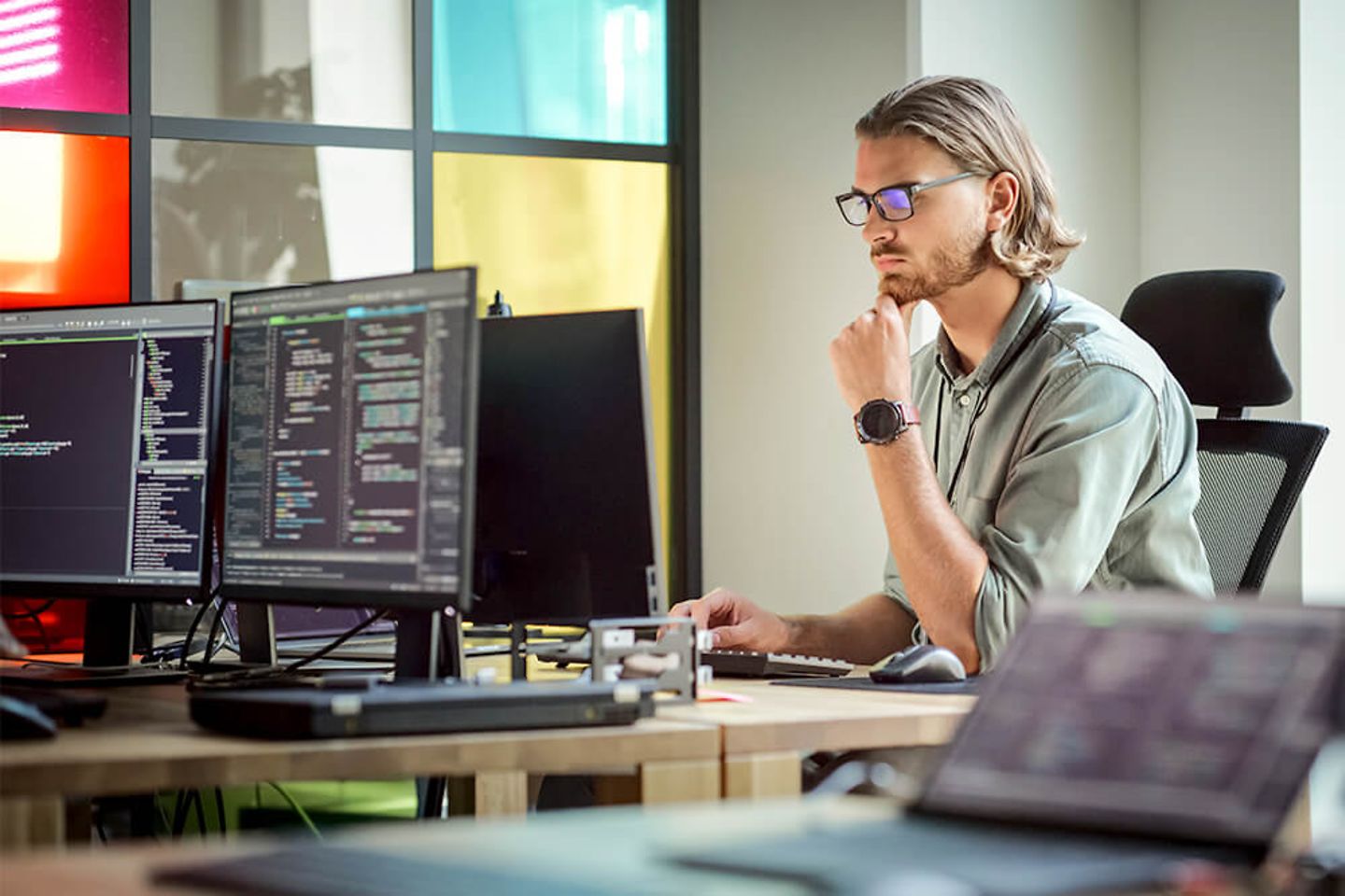 Ingenieur, der das Anwendungswertmanagement am Computer im Büro nutzt