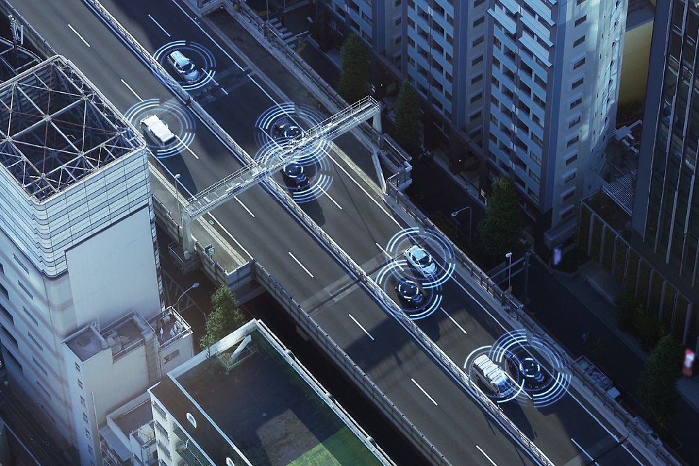 Vogelperspektive auf eine Stadtschlucht mit Autos, die als Datenräume dienen