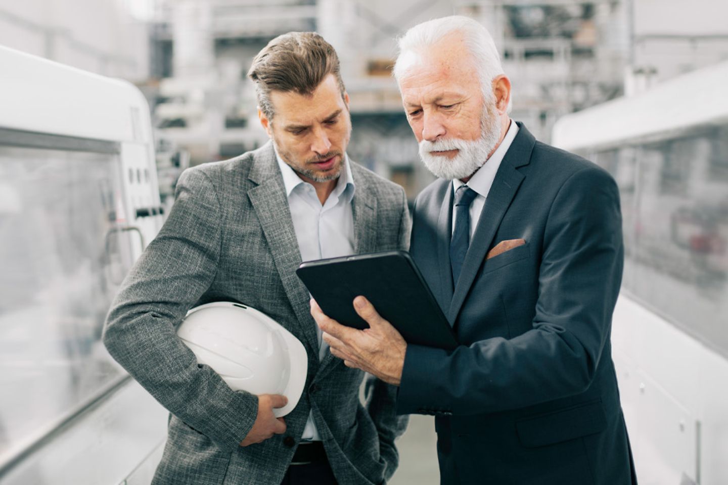 Twee zakenmannen in een fabriek