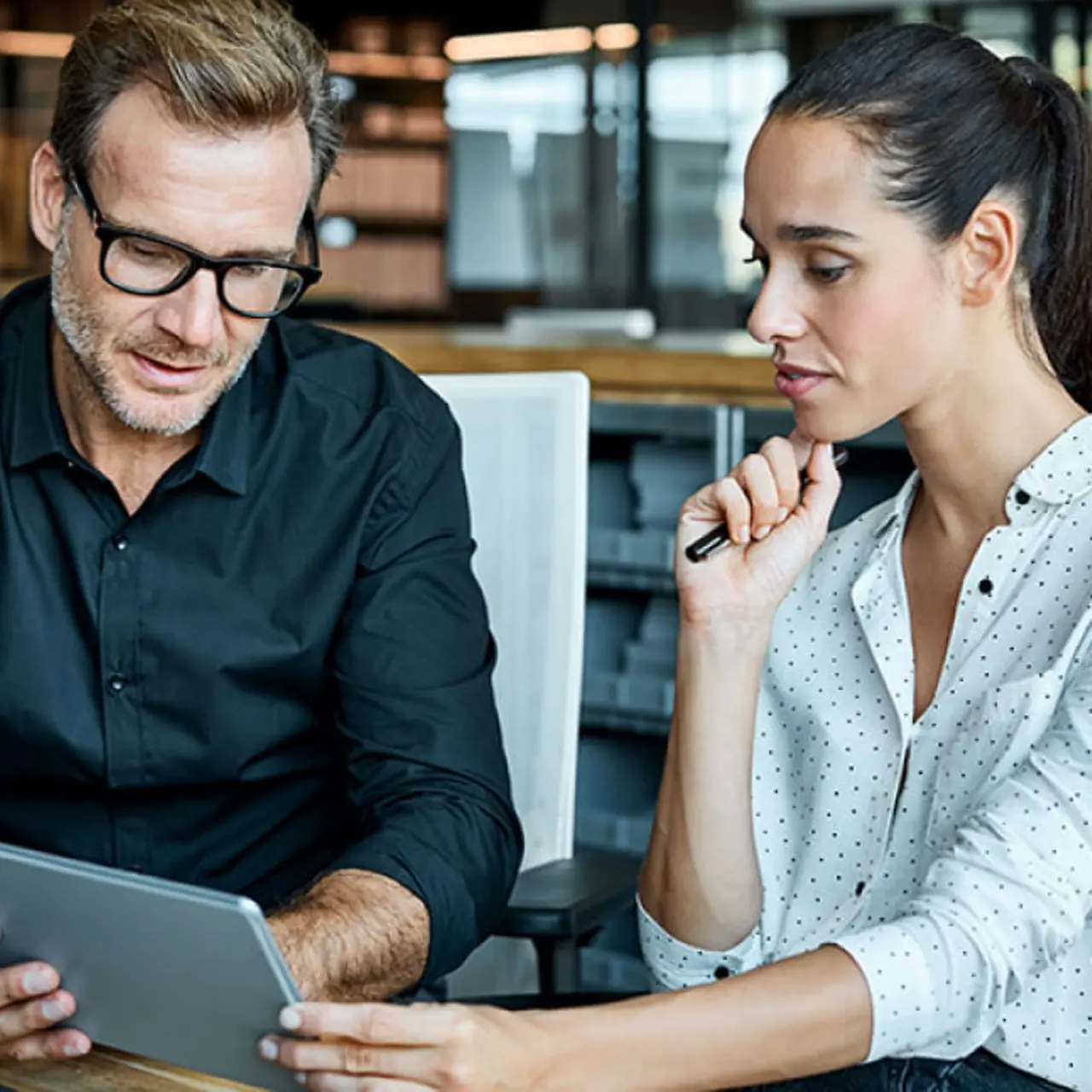 Collega's kijken naar tablet-pc