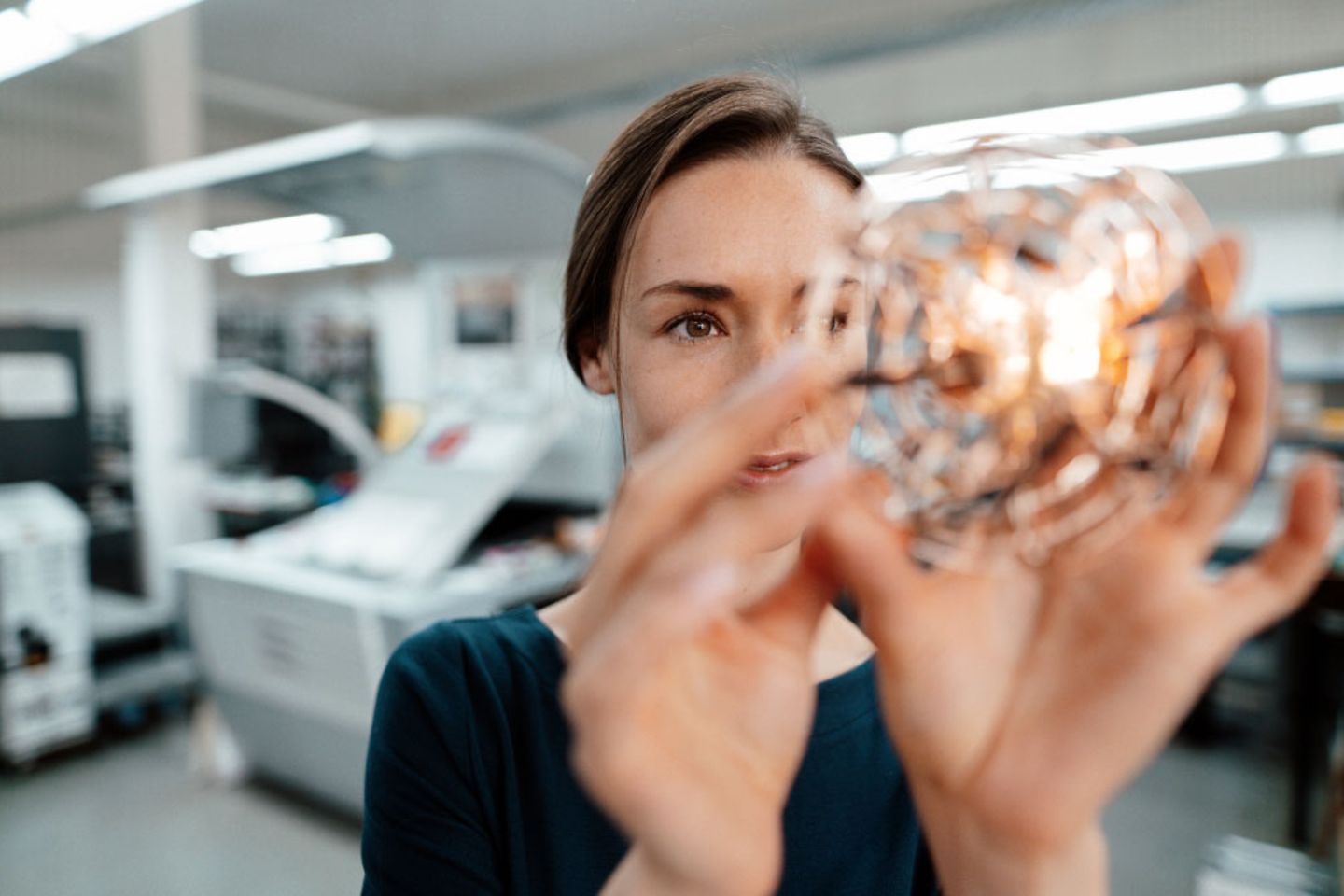 Diseñadora probando un dron 3D en la industria