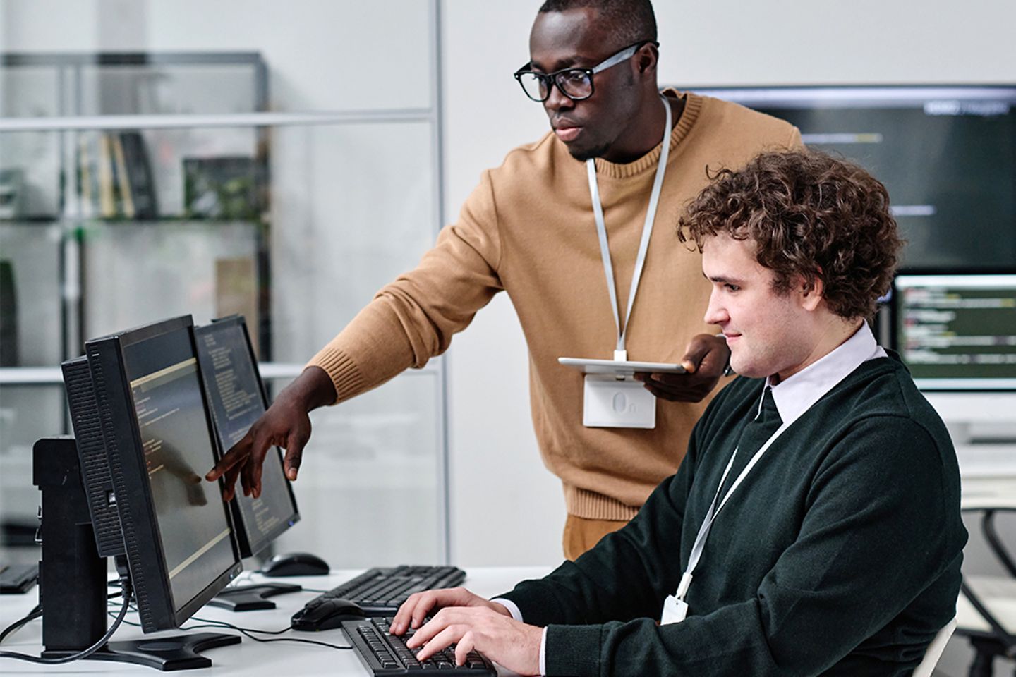 Equipo de desarrollo de software trabajando en la automatización inteligente en un lugar de trabajo digital