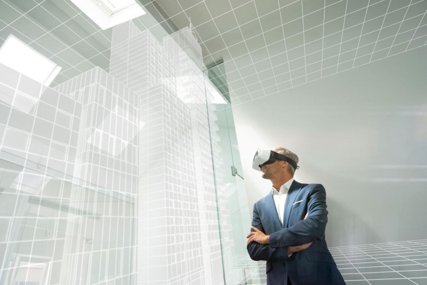 Hombre trajeado con gafas de realidad virtual