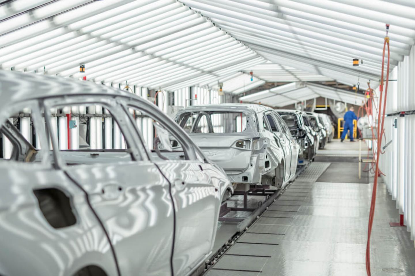 Carrocerías en la zona de pruebas de pintura de una fábrica de automóviles