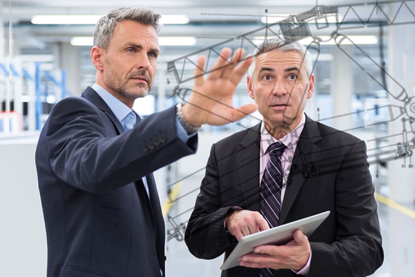 Dos hombres de negocios en una nave industrial observando un gráfico proyectado en un panel de cristal