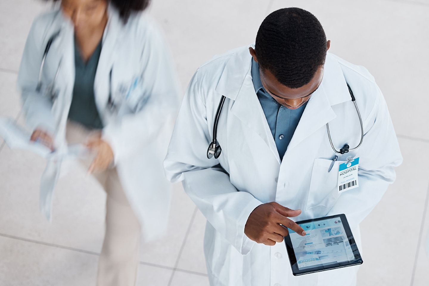 Empleado médico utilizando el cloud privado a través de una tableta