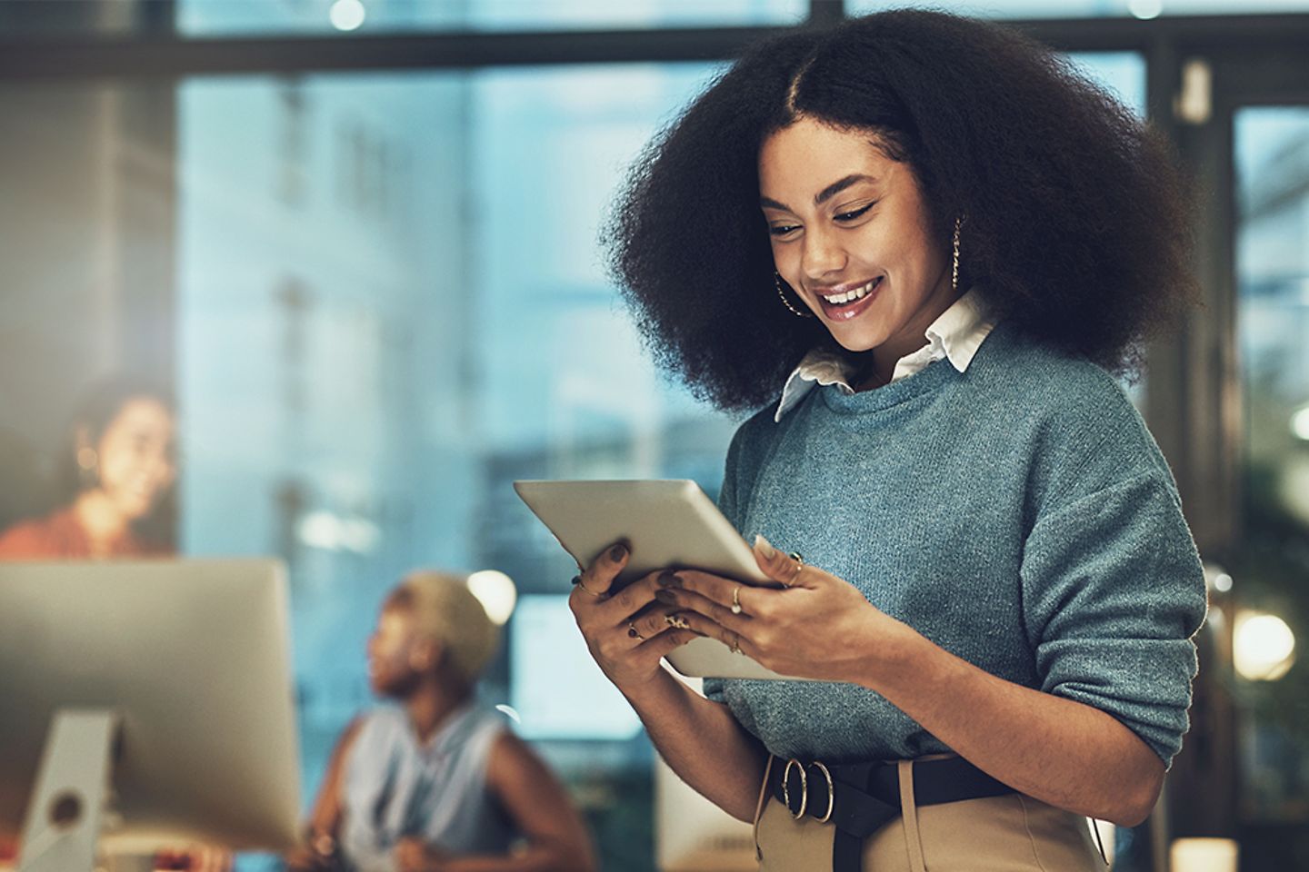 Zakenvrouw op kantoor leest op een tablet