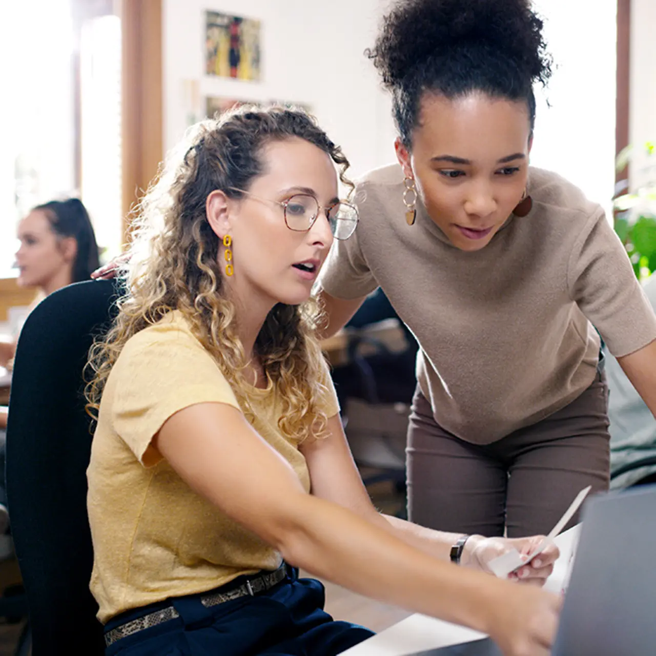Collega's op kantoor controleren softwaretoepassing op een computer