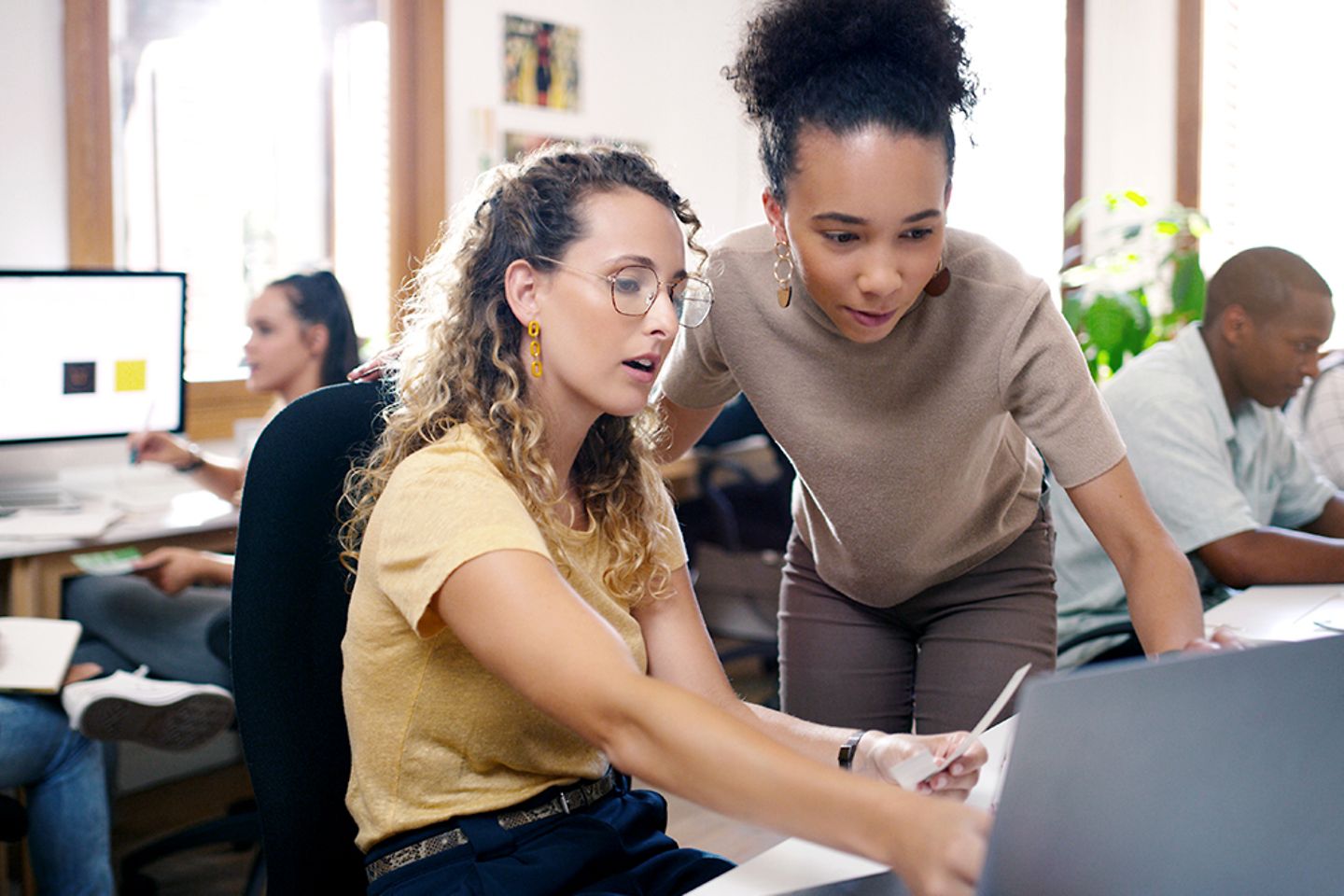 Collega's op kantoor controleren softwaretoepassing op een computer