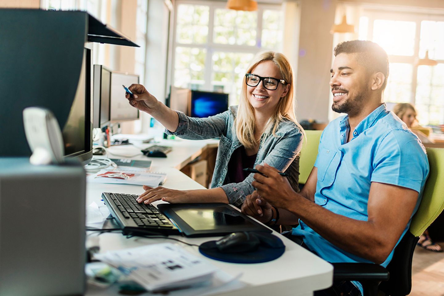 ollegen im Büro prüfen Software-Anwendung auf Computer