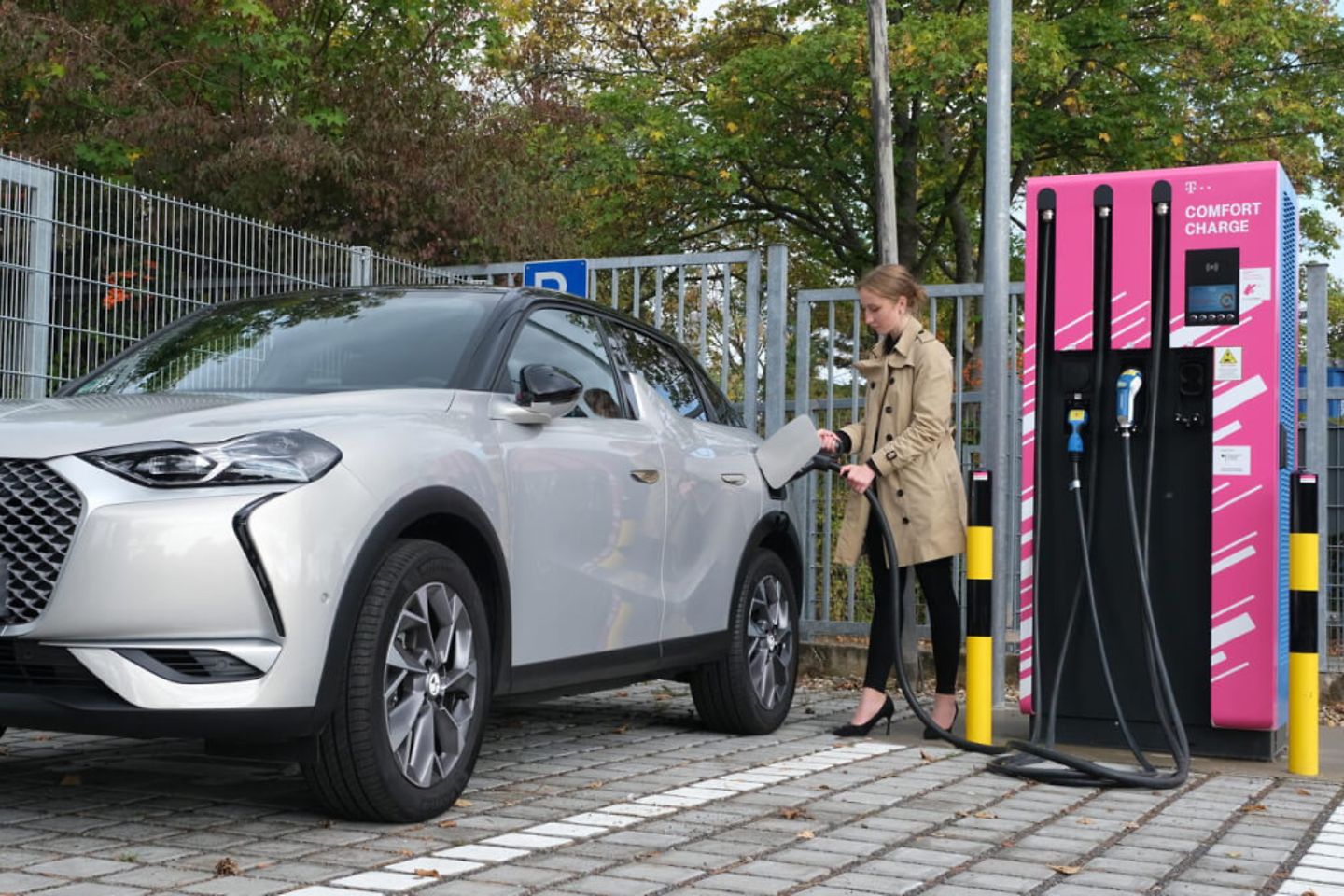 Voiture électrique branchée sur une borne de recharge de T-Systems