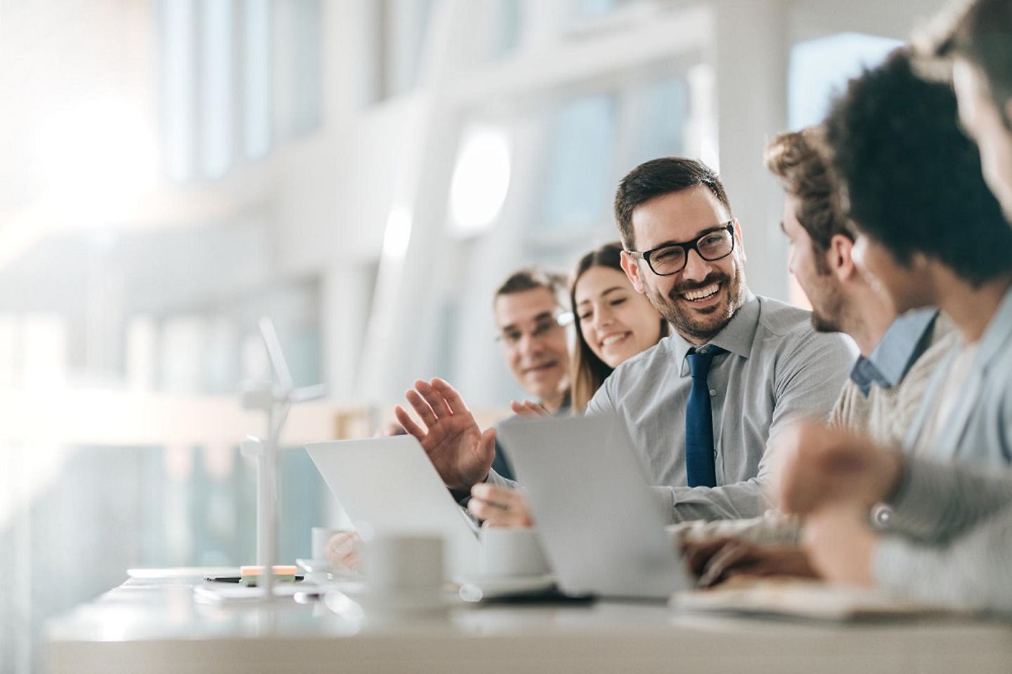 Um empresário está conversando com seus colegas em uma reunião no escritório