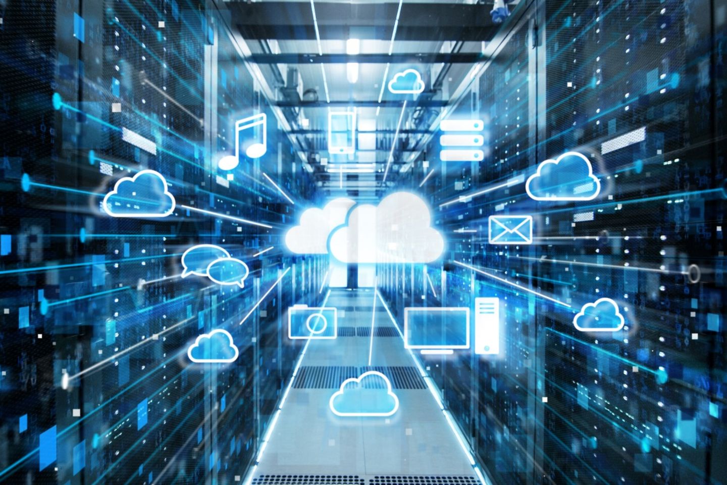 Vista de um corredor com servidores de rack, ícones de nuvem virtual em primeiro plano