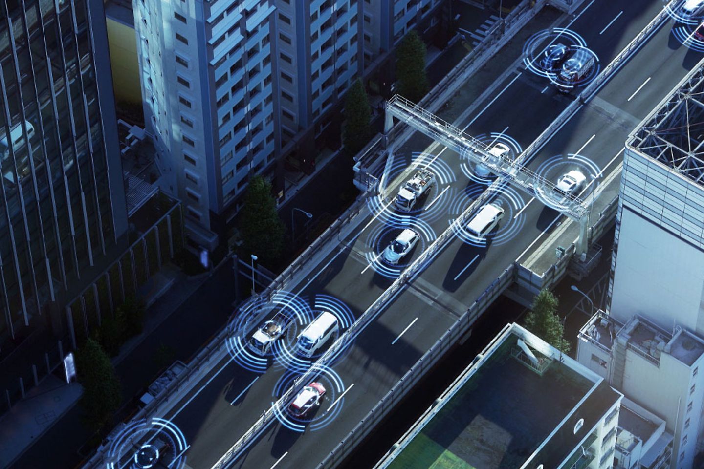 Een weg vol auto's met sensoren