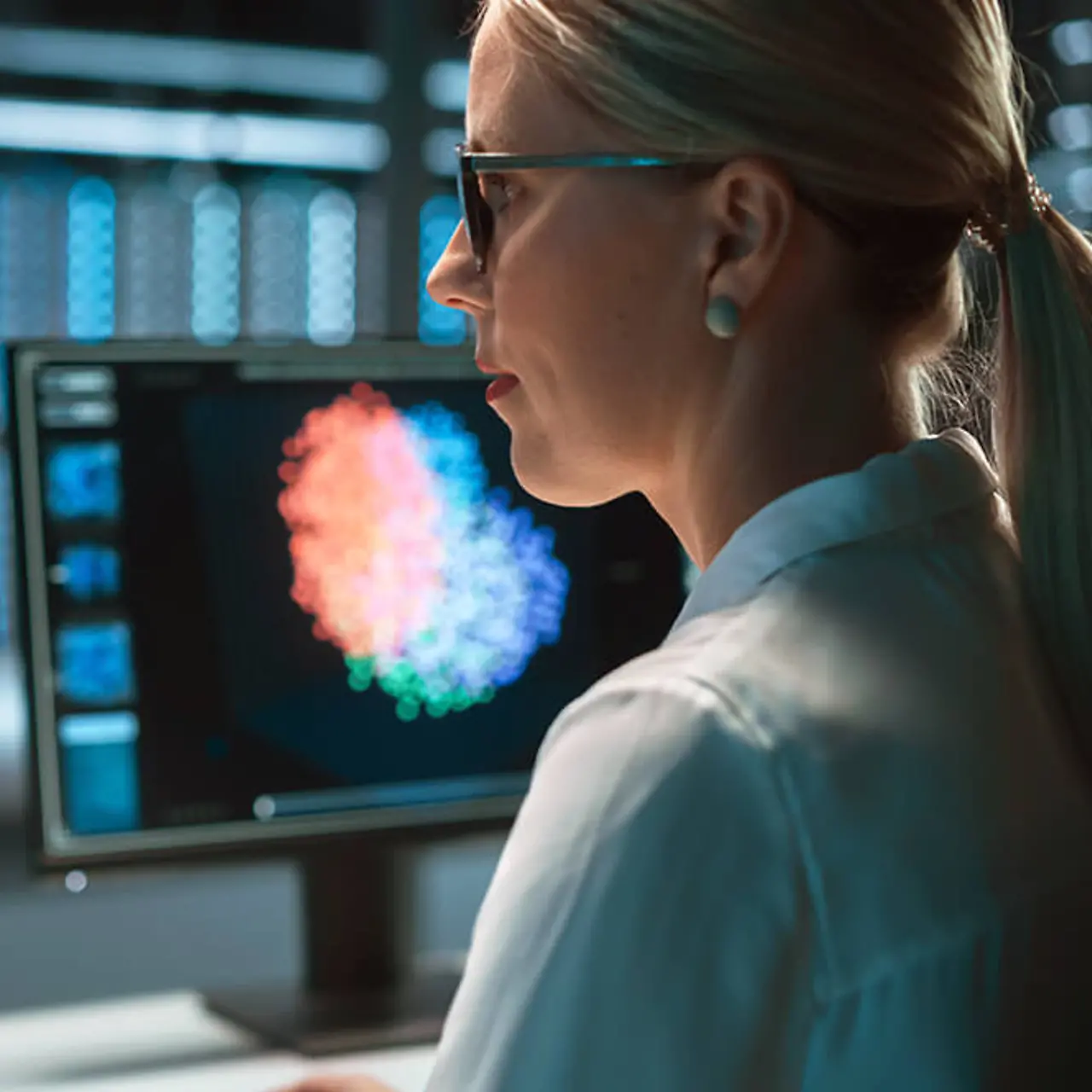 IT-specialist werkt aan schermen met veel gegevensvisualisaties - Quantumcomputer