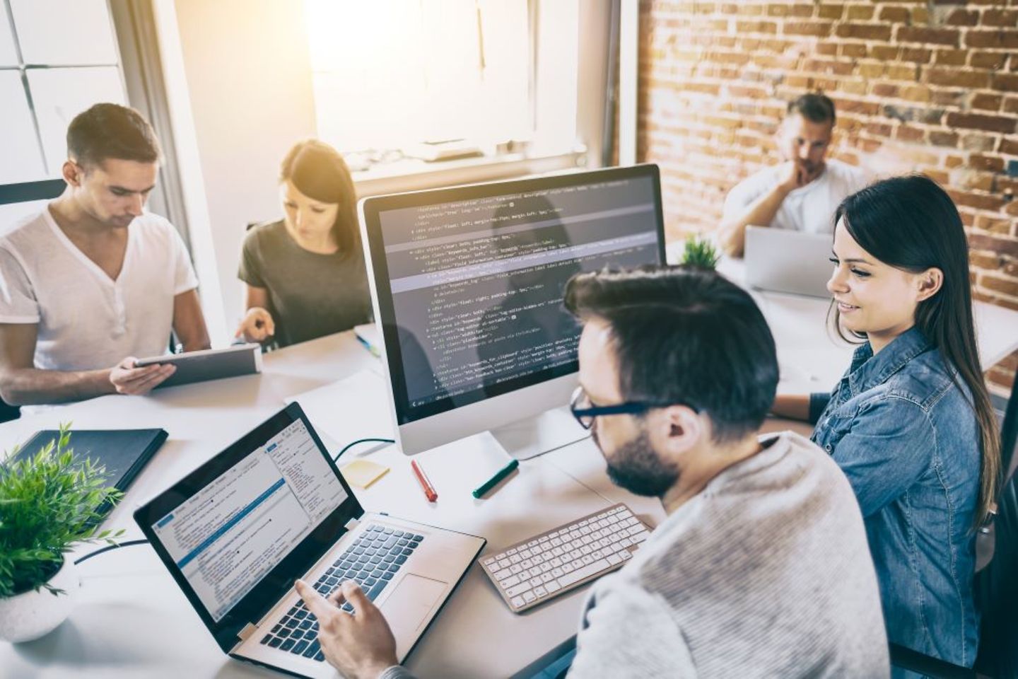 Forscher arbeiten gemeinsam am Computer