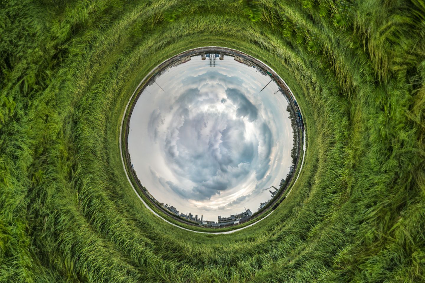 Perspective fisheye sur une prairie et un terrain industriel