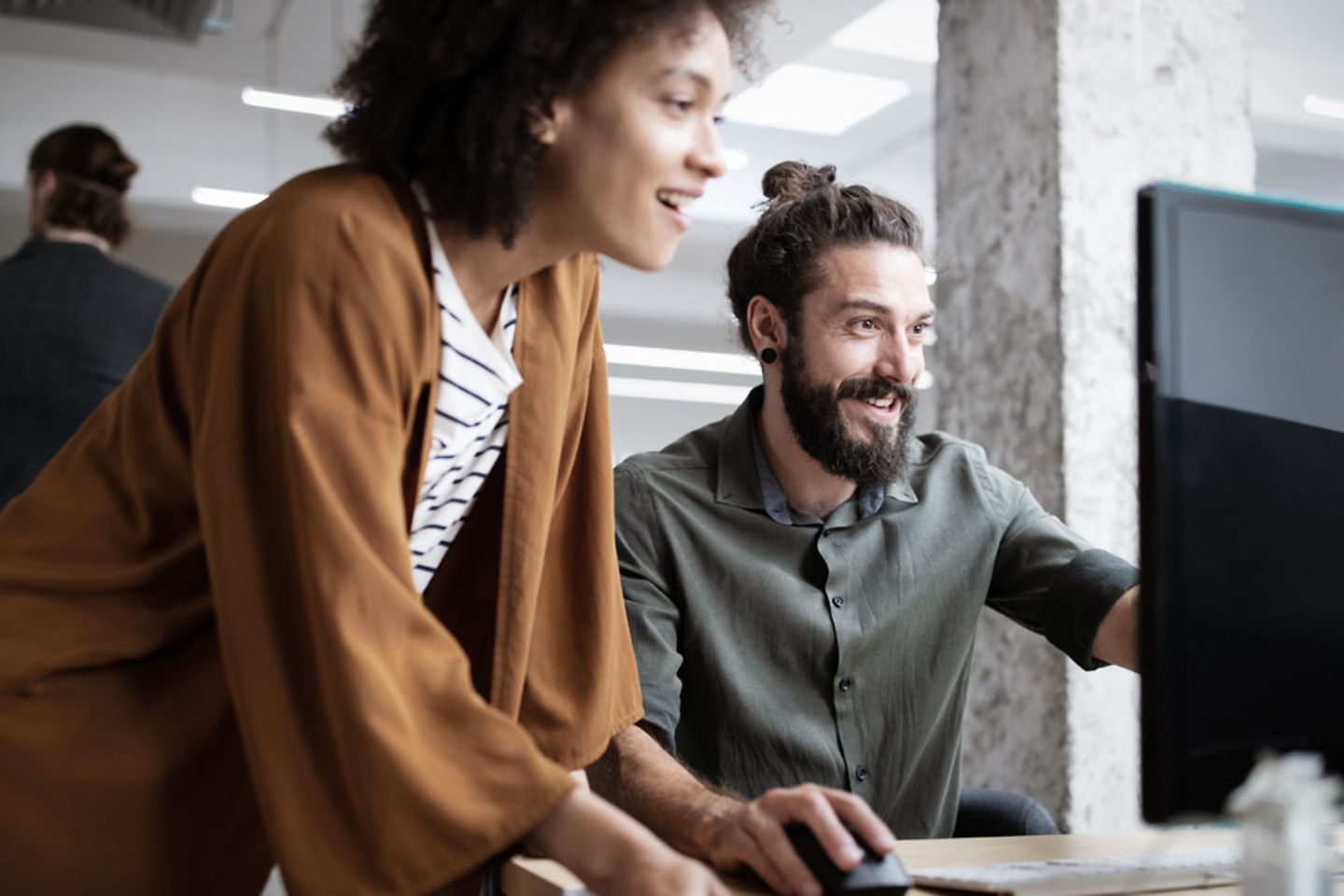 Engenheiros de software trabalhando em projetos e programação na empresa