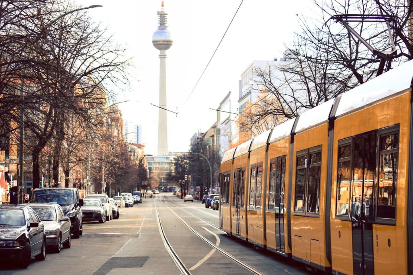 Gelbe Straßenbahn, die durch die Stadt Berlin fährt