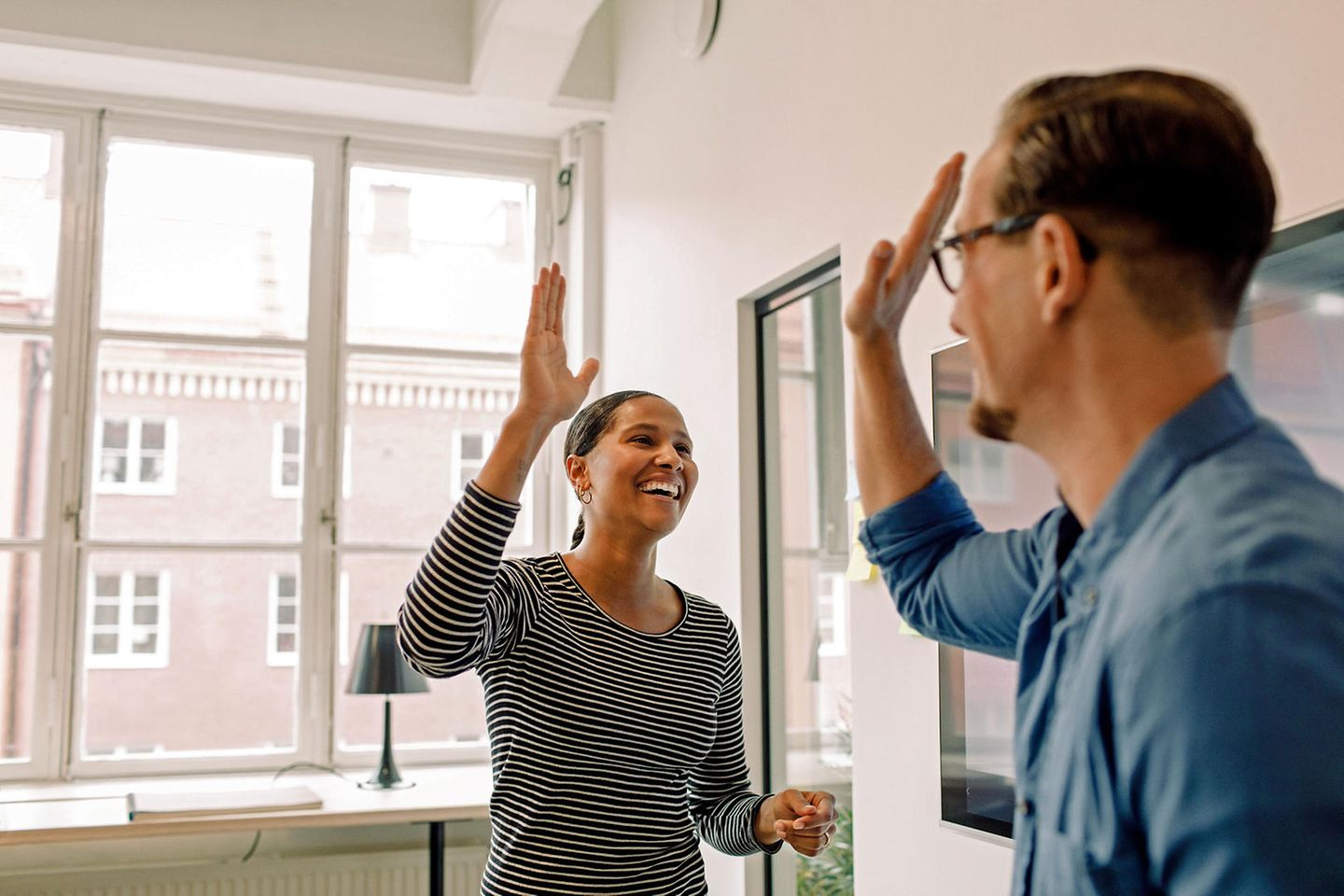 Eine Frau und ein Mann geben sich High Five