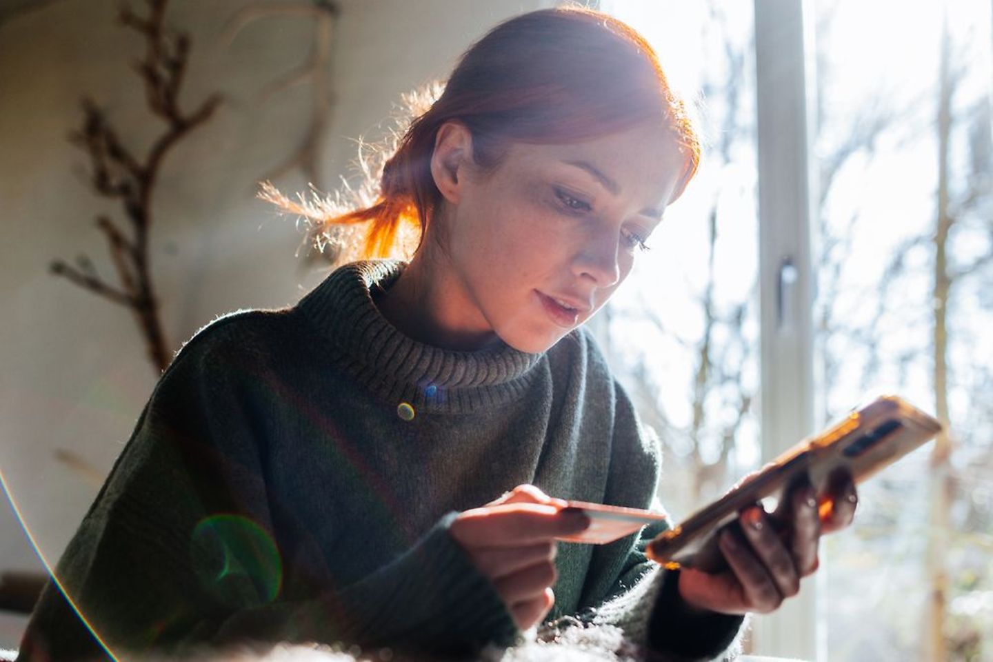 Eine Frau benutzt digitalen Gesundheits ID