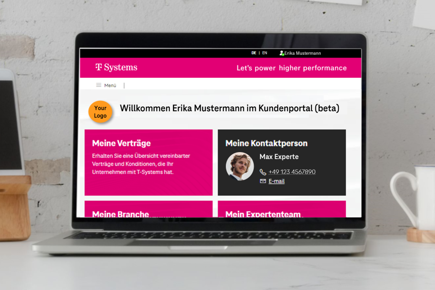 Laptop mit geöffnetem T-Systems Kundenportal