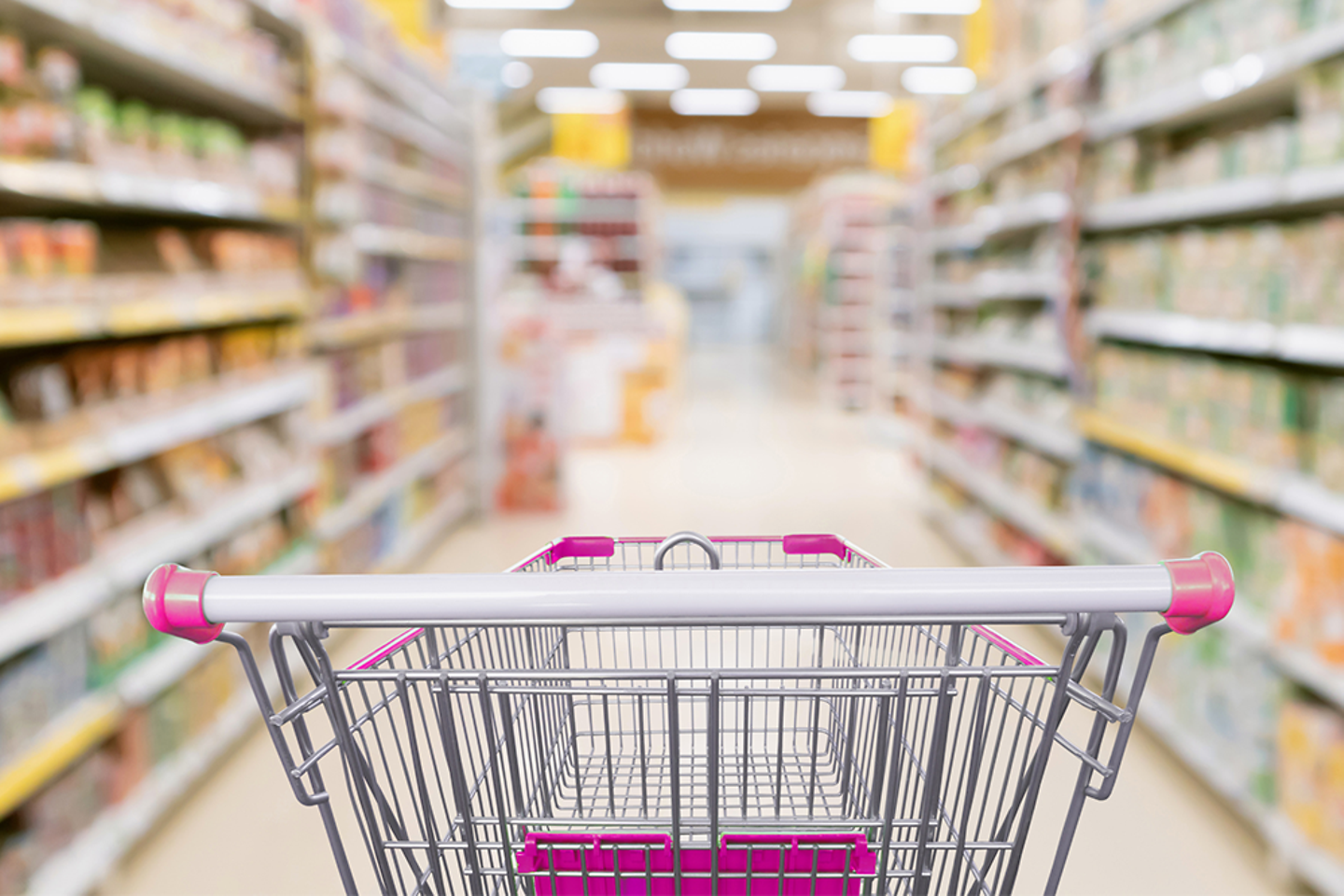 Einkaufswagen im Supermarkt-Gang