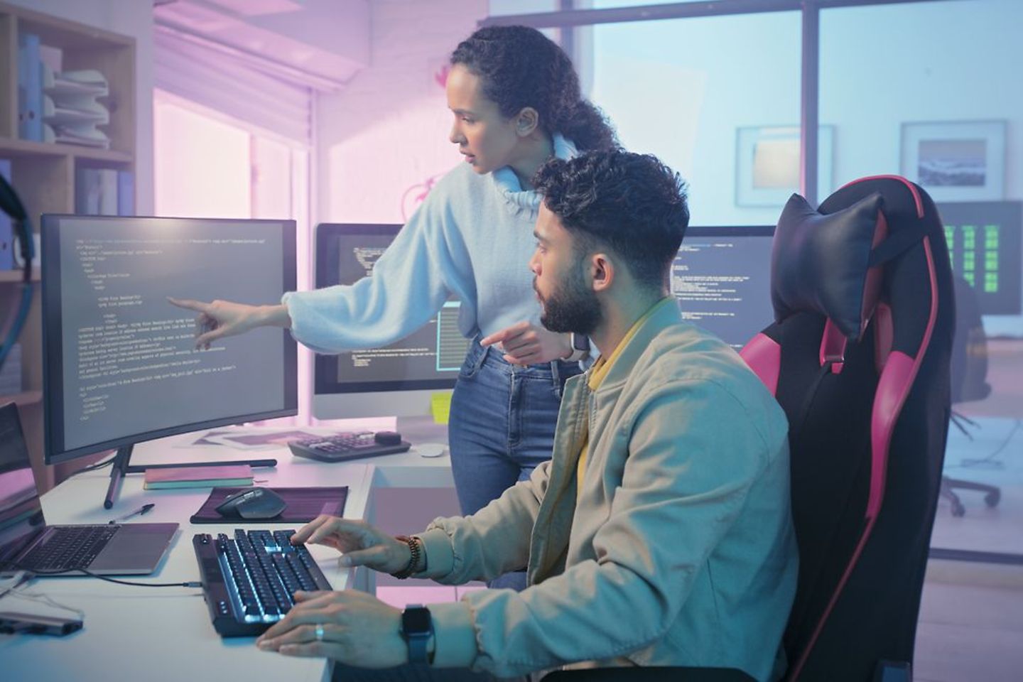 Werknemers die cyberbeveiliging gebruiken op de computer