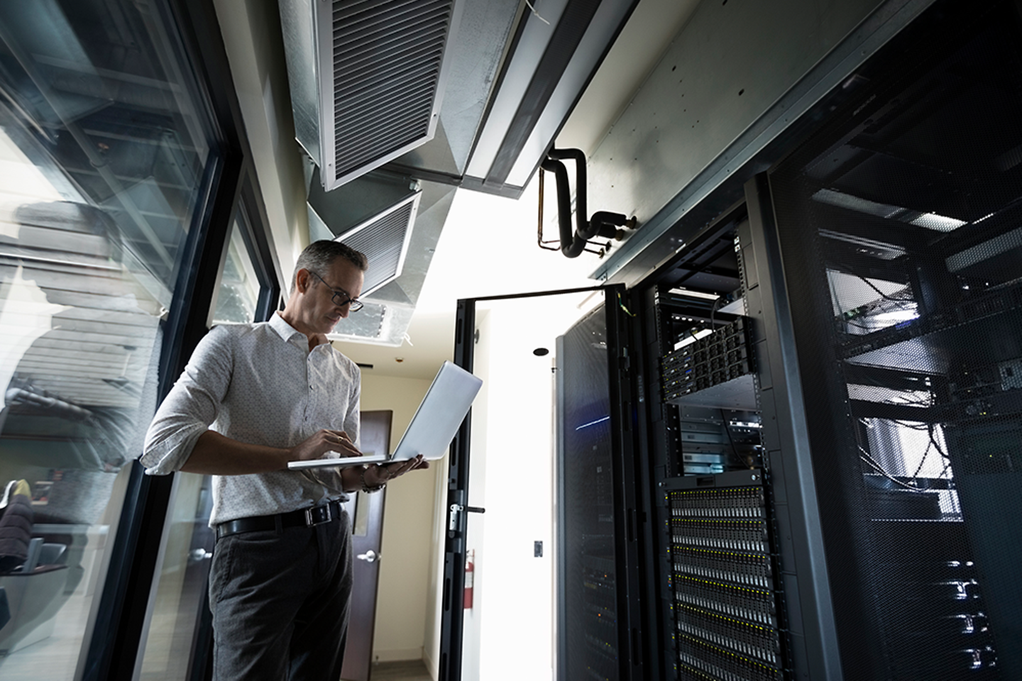 IT-Mitarbeiter überprüft Server im Rechenzentrum