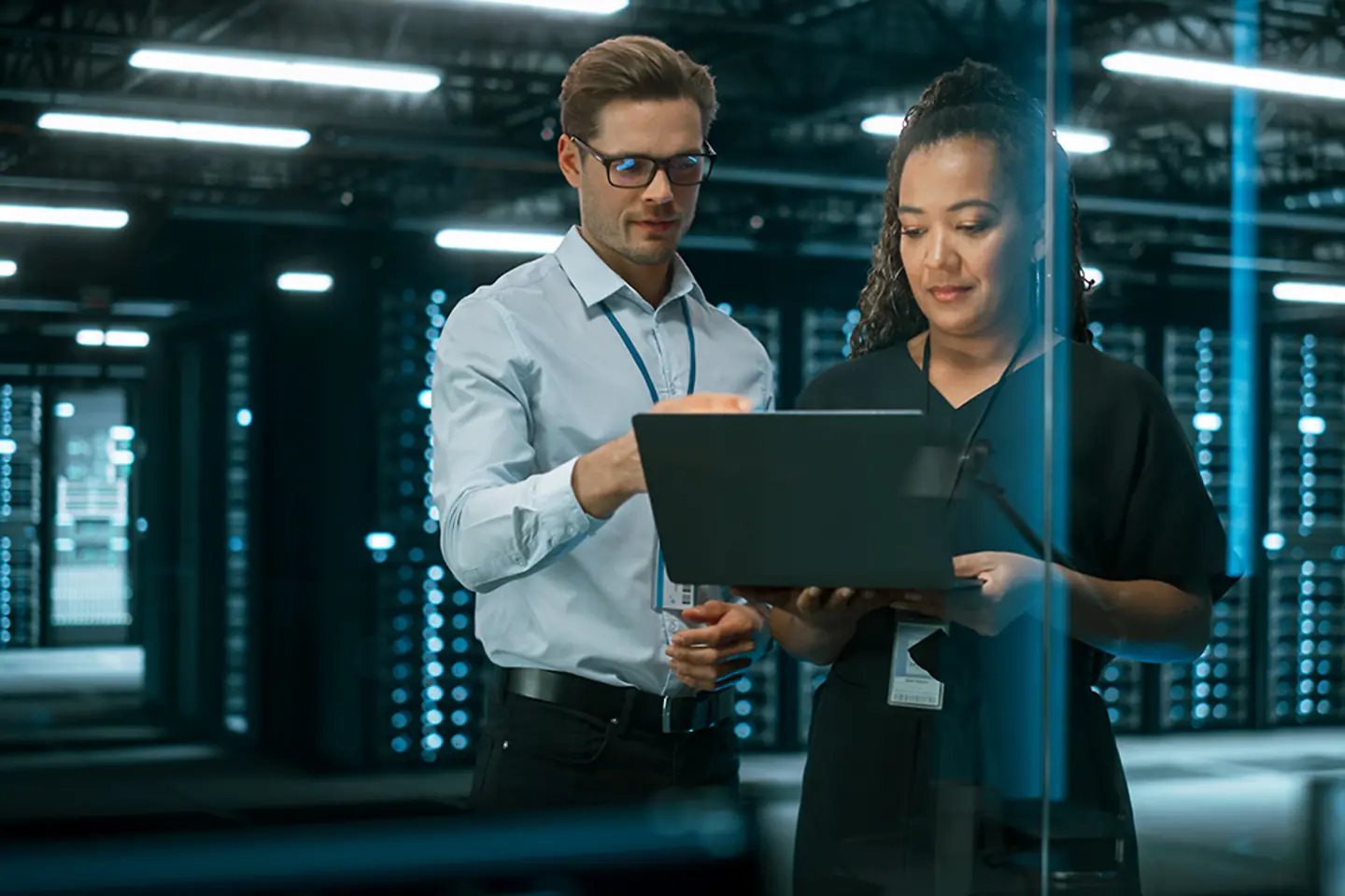 Softwareprofessionals gebruiken de cloud op hun laptop