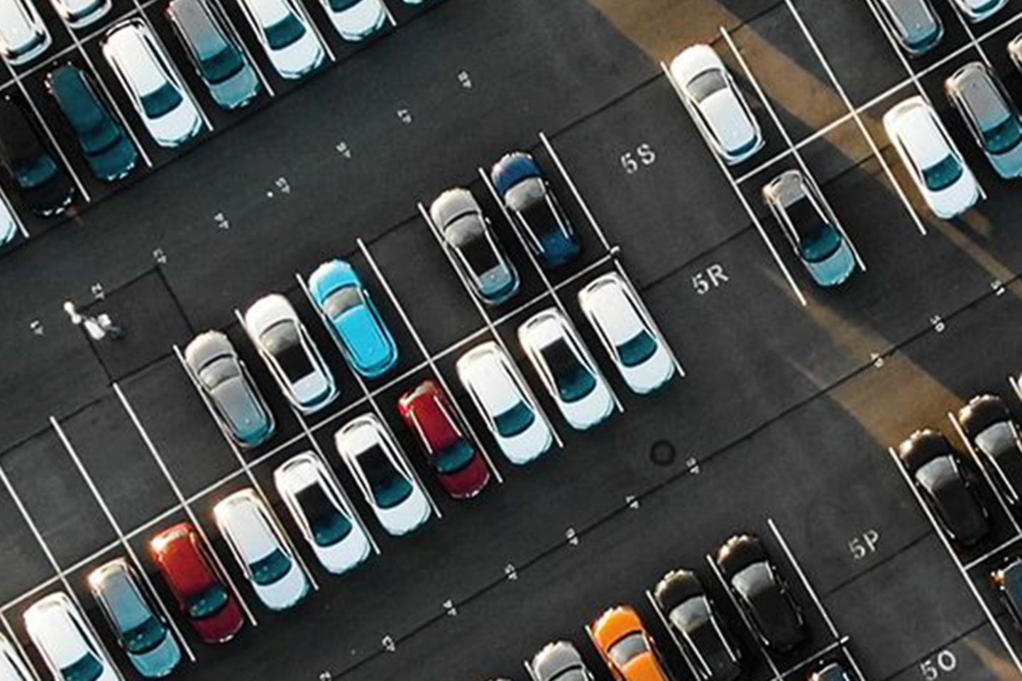 Mehrere Autos auf einem Parkplatz