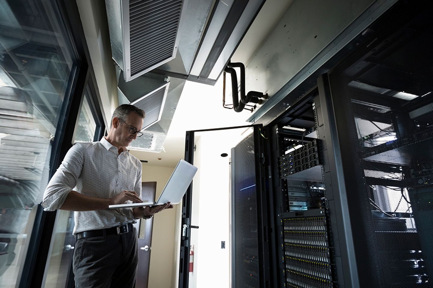 Mitarbeiter prüft Netzwerk im Server room