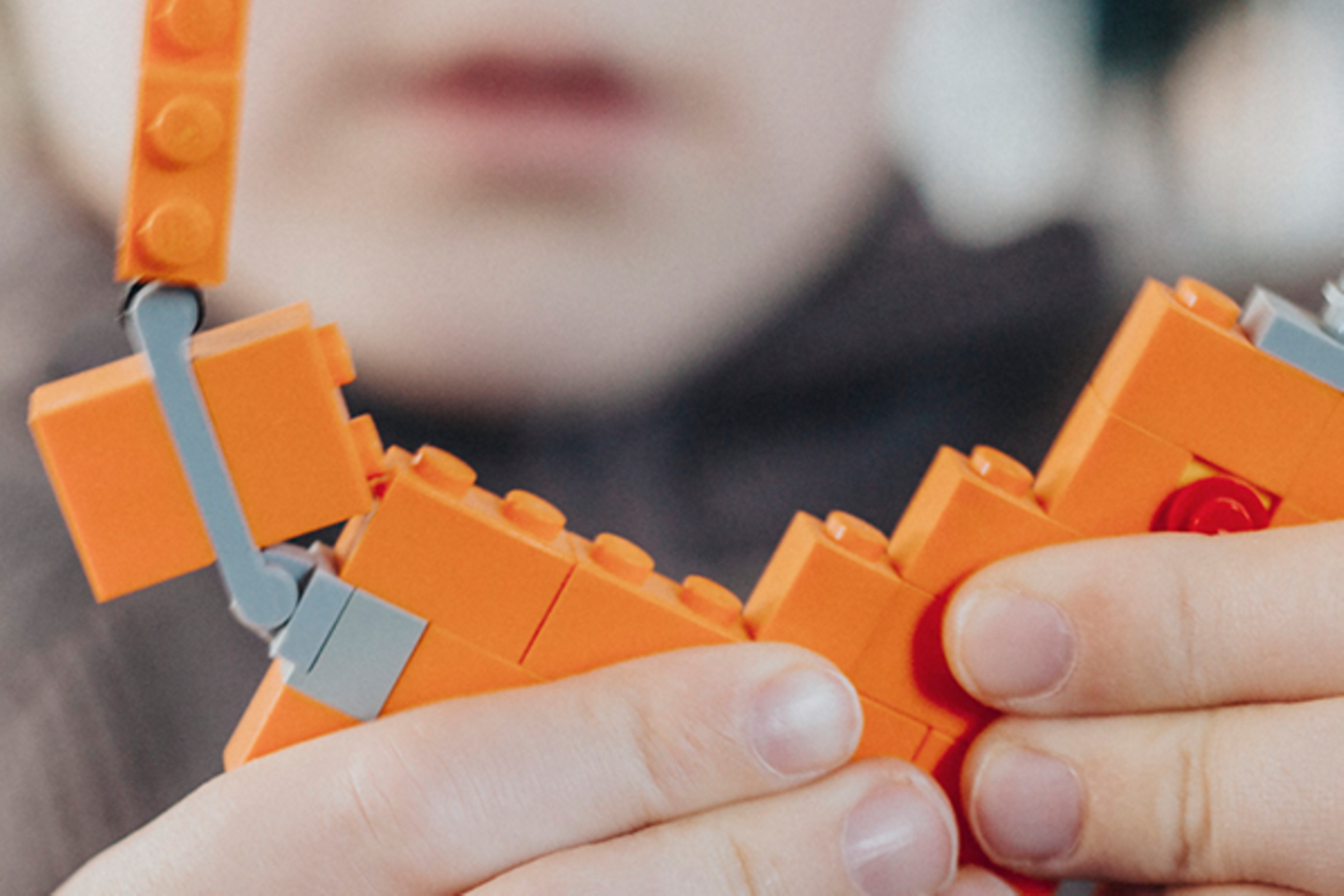 Kinderhände spielen mit Legosteinen