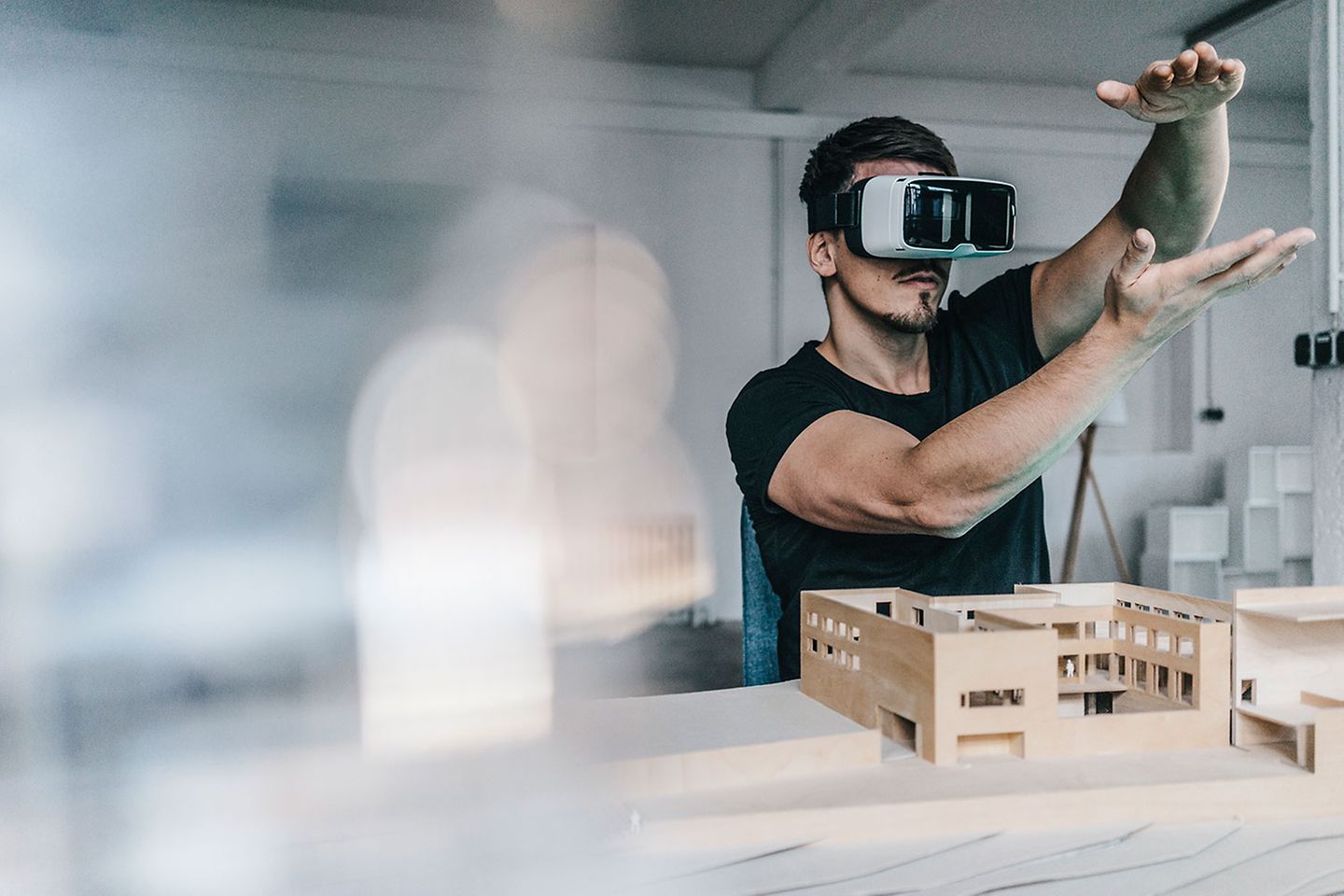 Un homme portant des lunettes de réalité virtuelle est en train d’agiter les mains