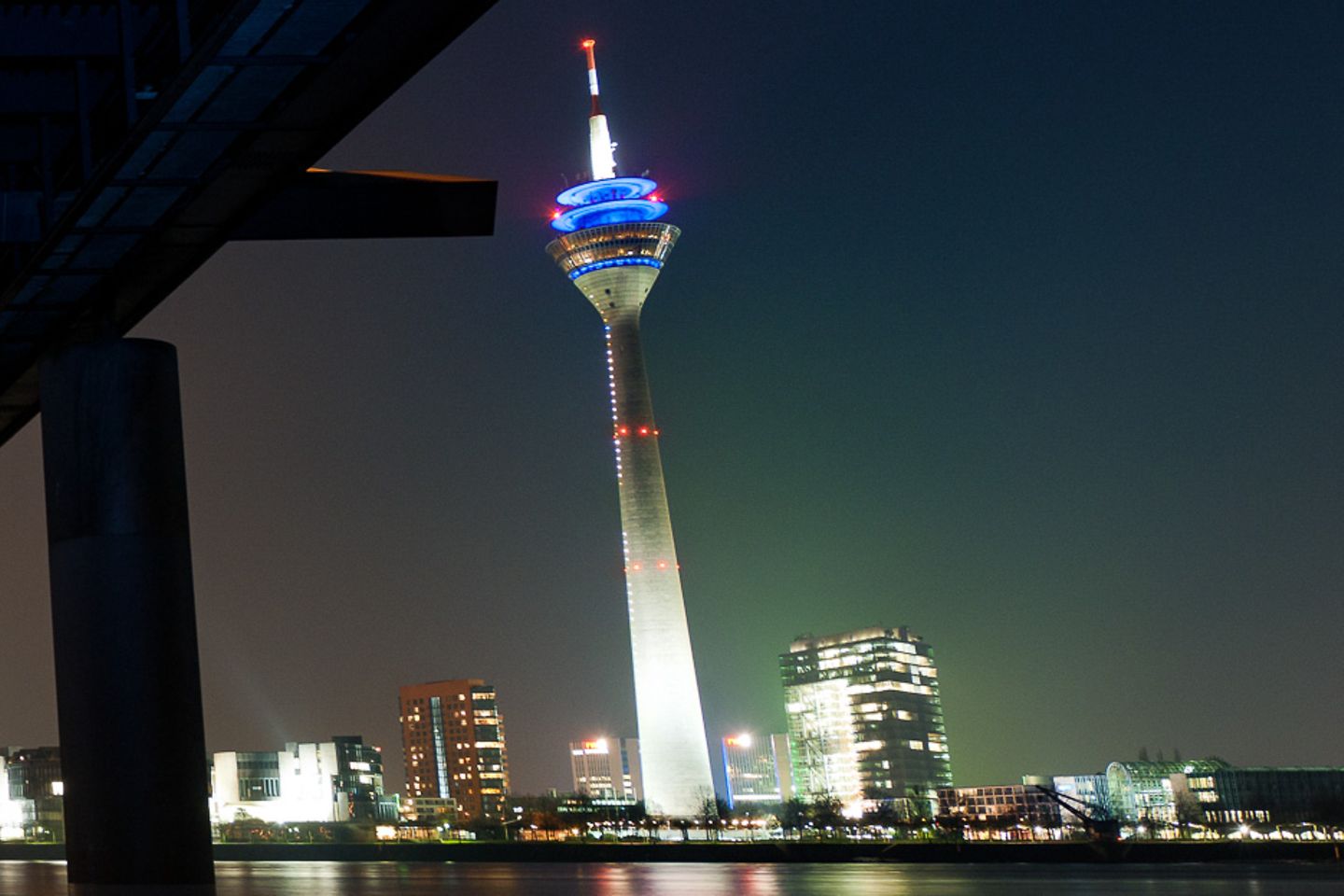Blick von unten auf die Rheinkniebrücke in Düsseldorf bei Nacht
