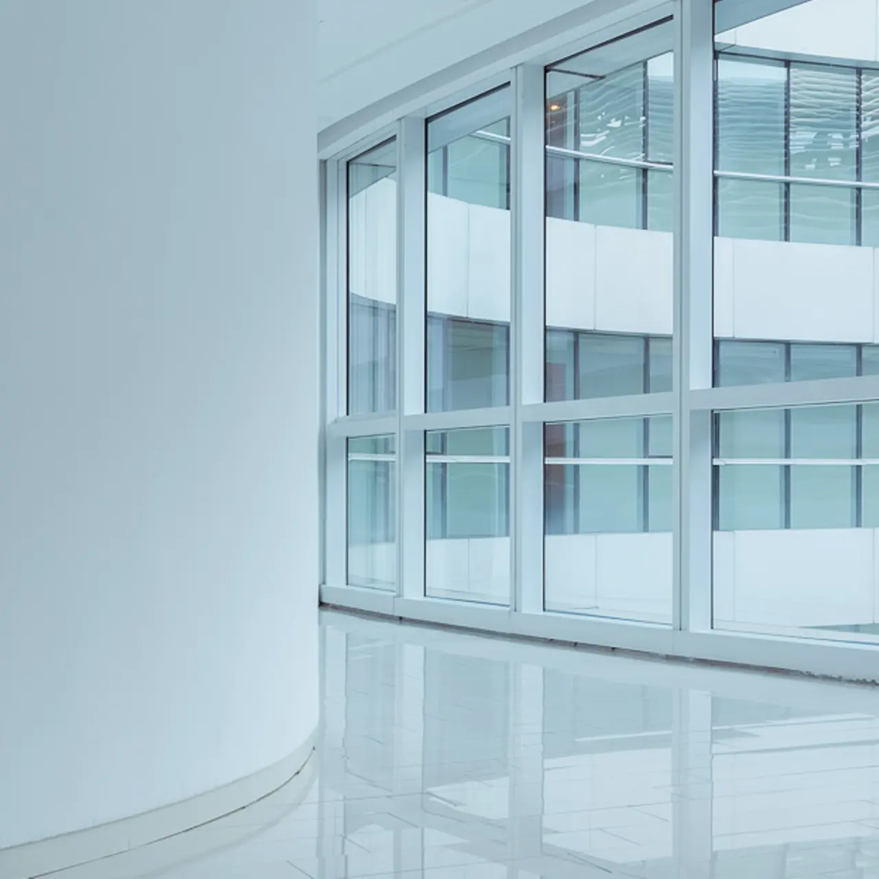 Fenster rund innerhalb eines modernen Gebäudekomplexes