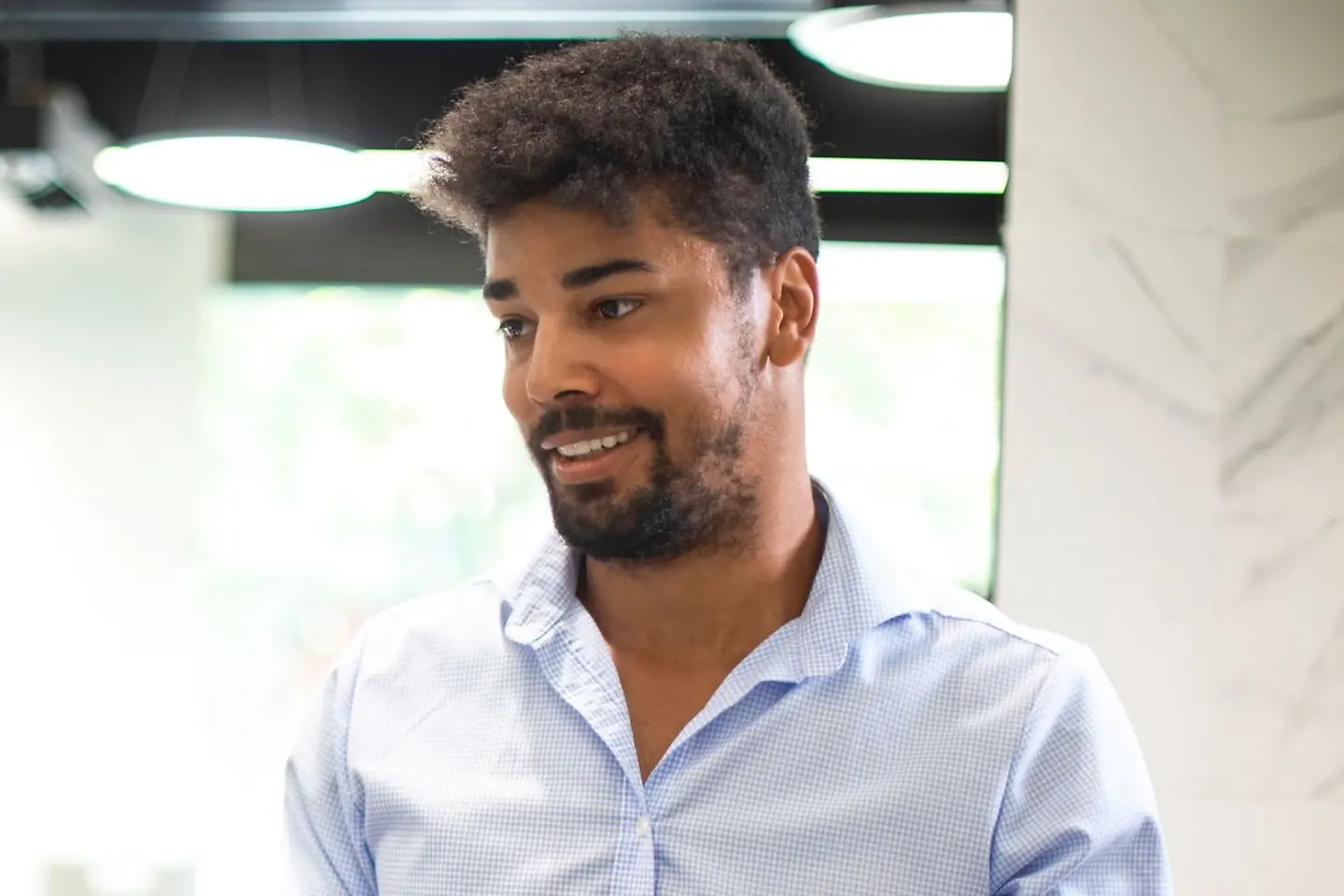 Trois personnes discutent ensemble