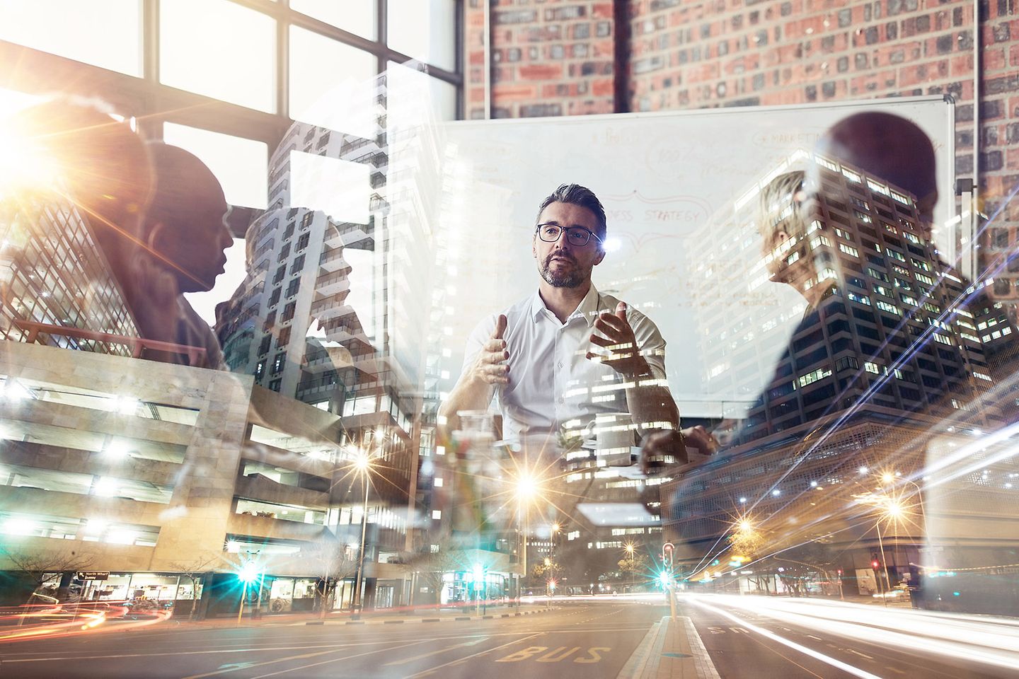 Des collaborateurs sont assis ensemble autour d’une table pour discuter