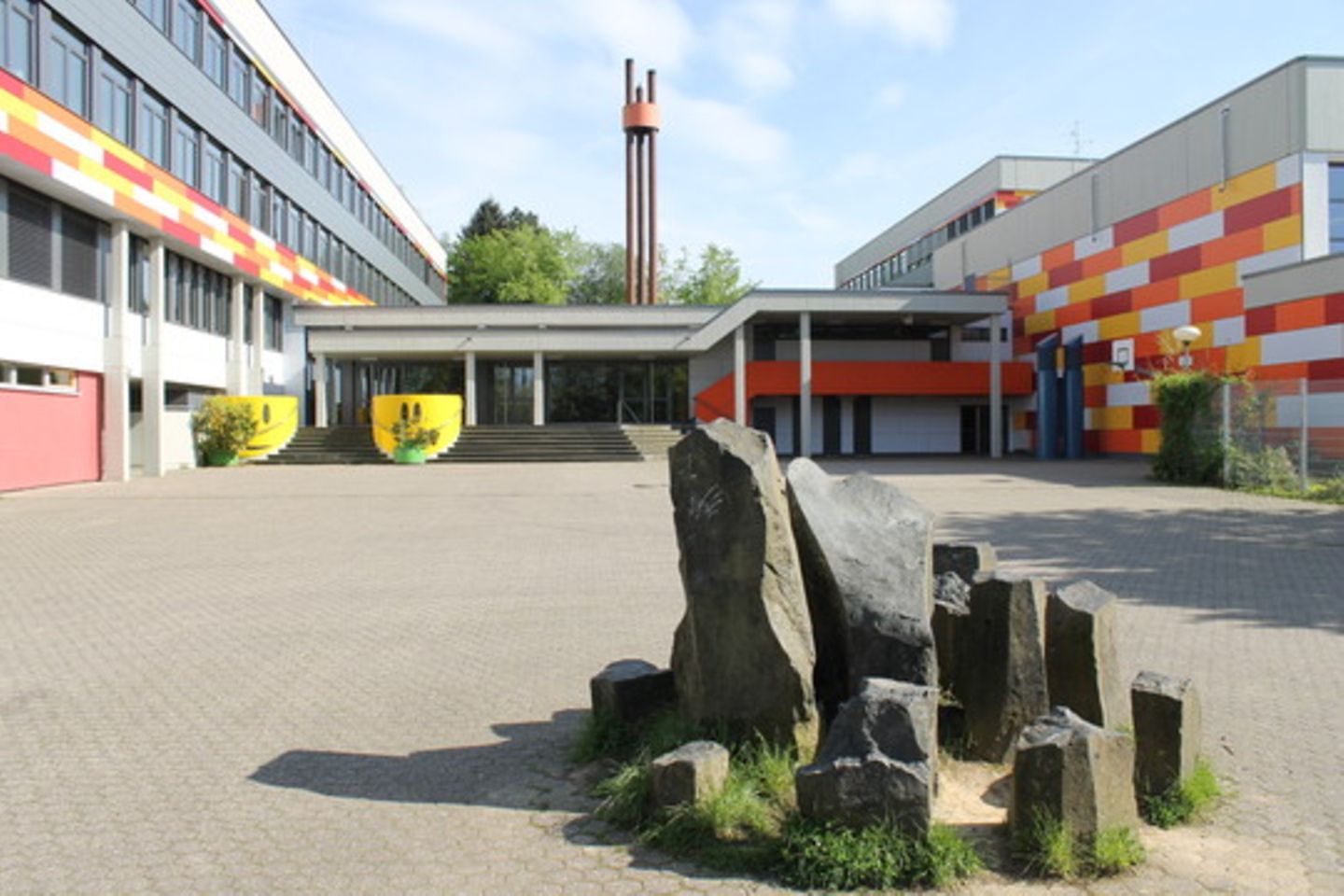 Schulhof mit Gebäude Schulzentrum Oberpleis.