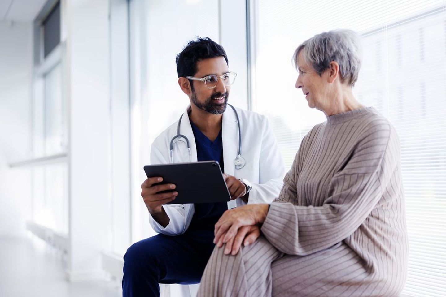 Digitale Identität, gematik, Gesundheitswesen, Arzt und Patient checken digitale Patientenakte.