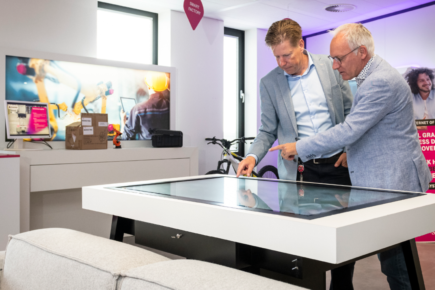Expert leidt bezoekers rond in het Innovation Center Utrecht