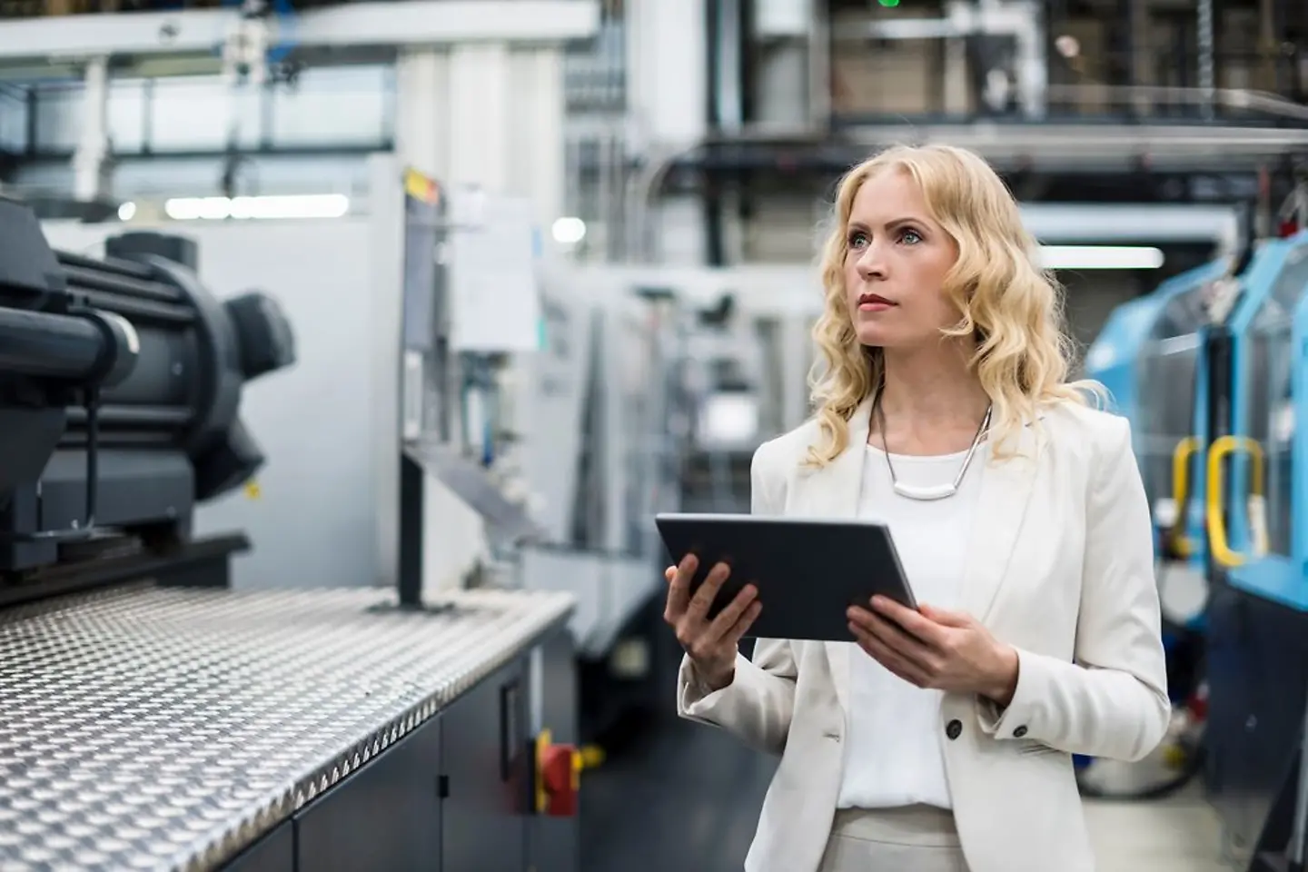 Vrouwelijke specialist werkt aan productiesystemen in een fabriek