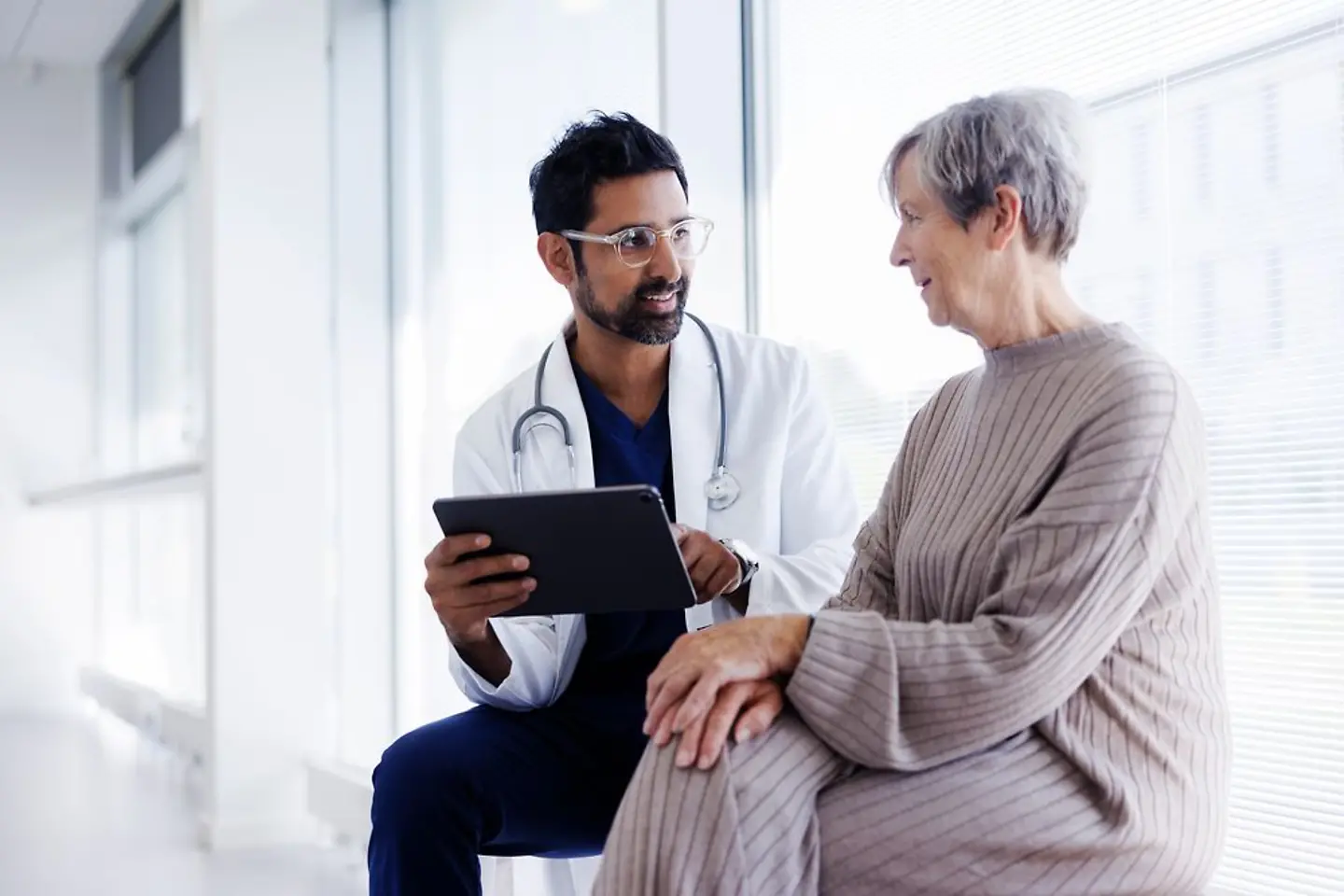 Identidad digital, gematik, asistencia médica, médico y paciente revisando el expediente digital del paciente