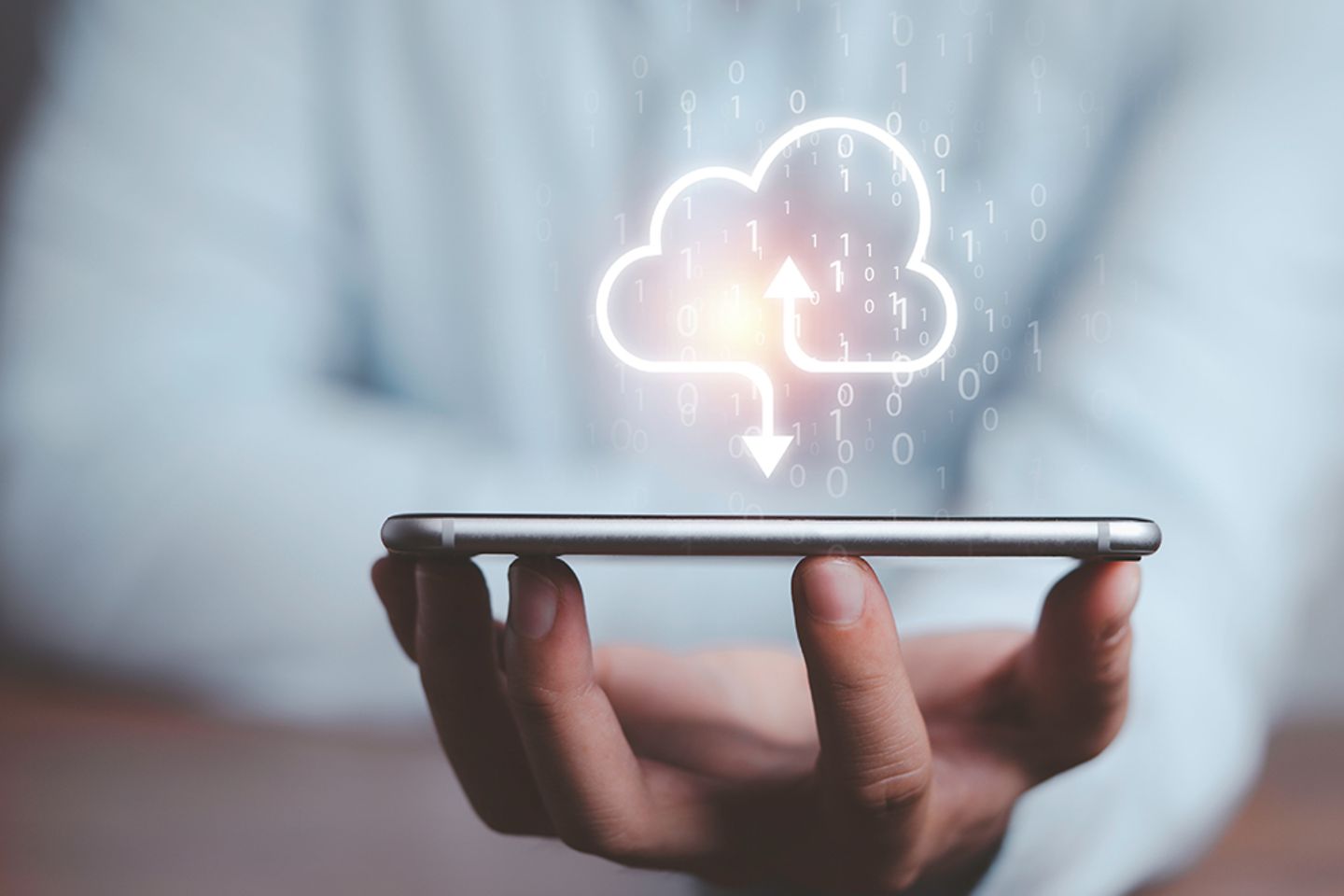 Geschäftsmann mit virtuellem Cloud Computing auf Smartphone für die Datenübertragung und Anwendung zum Hoch- und Herunterladen.