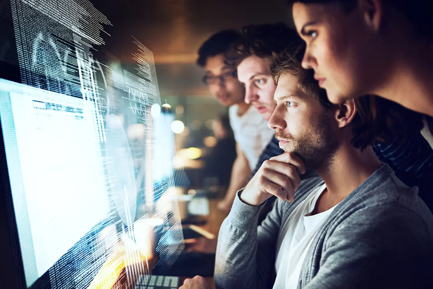 Un grupo de programadores trabajando de noche en un código informático