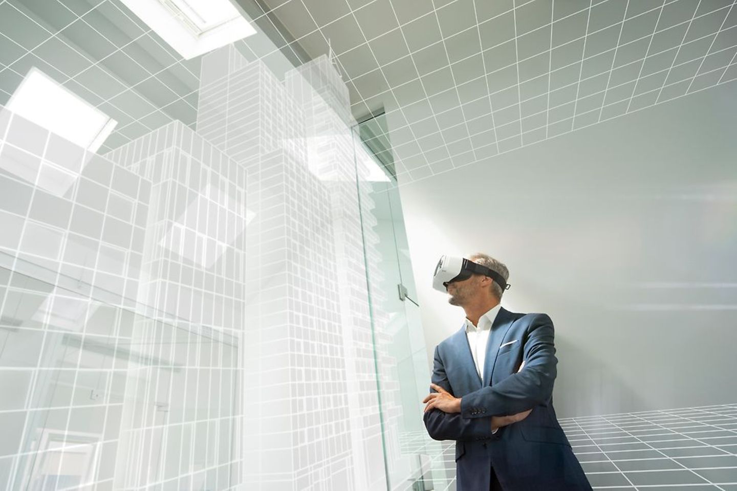 Angestellter mit VR-Brille in einem abstrakten Bürogebäude