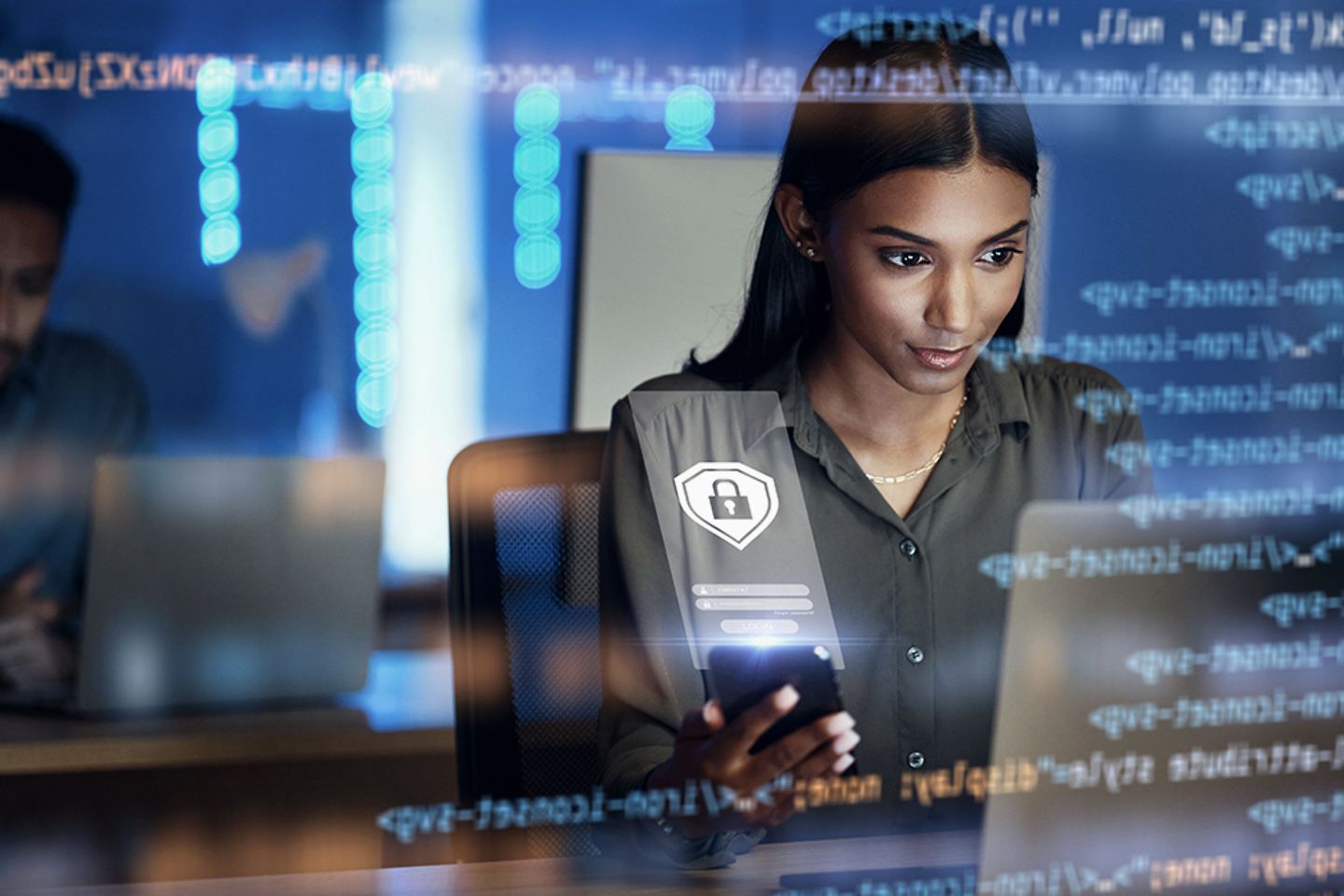 Mujer frente al ordenador con elementos criptográficos